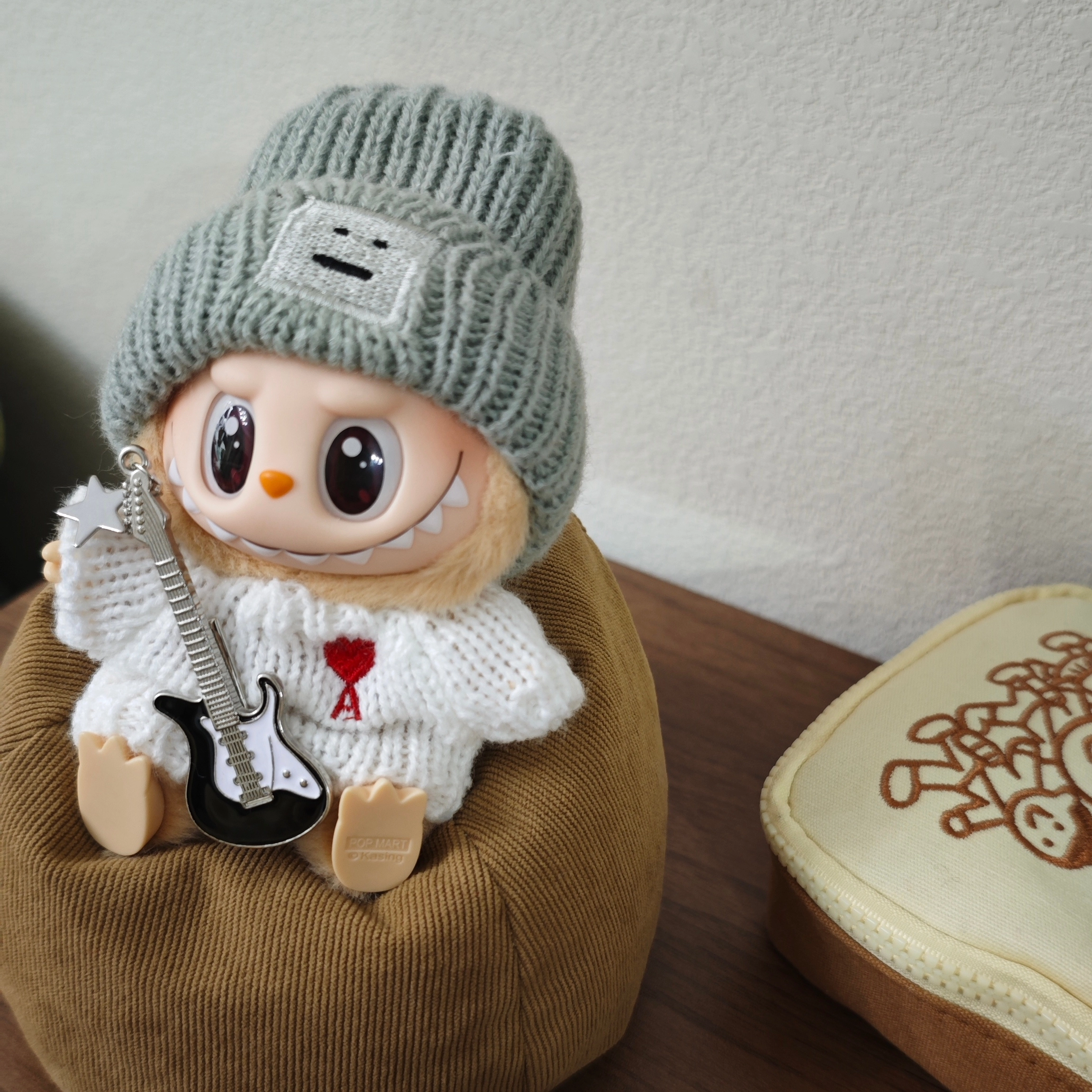 Labubu Clothes – Sweater Cold Hat Guitar Set | nekolulu 3 Labubu Clothes – Sweater Cold Hat Guitar Set | nekolulu - Image 3